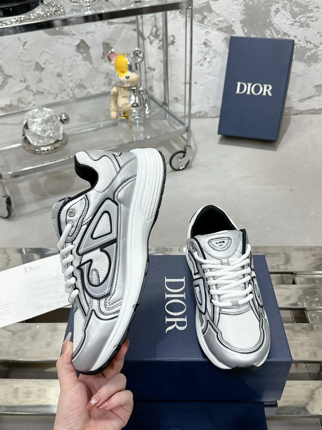 Men's men's shoes 💰600❤️❤️❤️High version Dior Dior's latest color matching B30 series reflective dad sneakers original 17380💰 purchased for development and production Brand new B30 sneakers Dad Shoes style shoes that follow the trend of the retro market The Dior logo on the tongue also indicates that this pair of shoes is the B30 model! B30 uses fine-textured leather and mesh cloth materials to form a shoe body. There are conspicuous letters CD on both sides of the shoe body to indicate identity. Many lines on the shoe body outline details to make the shoes look less monotonous and full of retro flavor. The delivery counter is exquisitely packaged🛍📦 ▪️Fabric: Original customized technical fabric + mesh ▪️Inner lining: Customized breathable lining ▪️Outsole: Original molded IP foam + TPU outsole ▪️Sole thickness: 3.5CM ▪️Size: Women’s size 35-40 / Men’s size 39-46